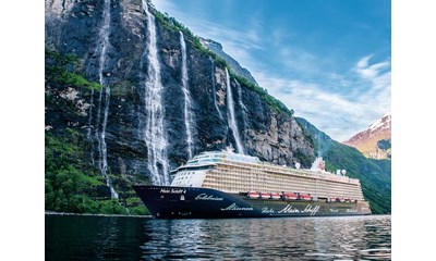 Mein Schiff 4 im Fjörd