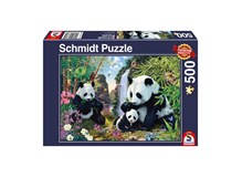 Pandafamilie am Wasserfall